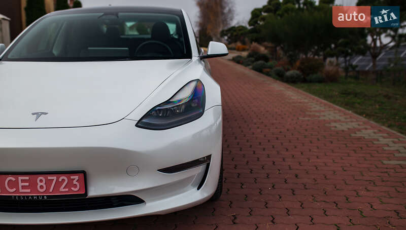 Седан Tesla Model 3 2023 в Чернівцях