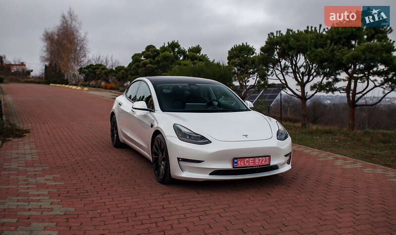 Седан Tesla Model 3 2023 в Чернівцях