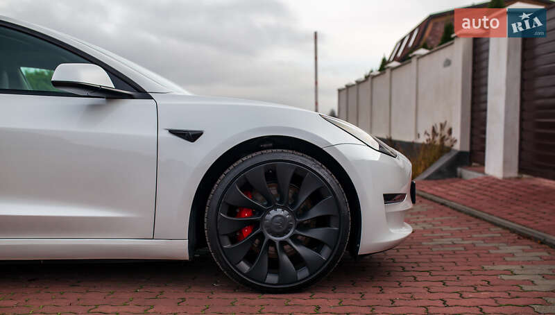 Седан Tesla Model 3 2023 в Чернівцях