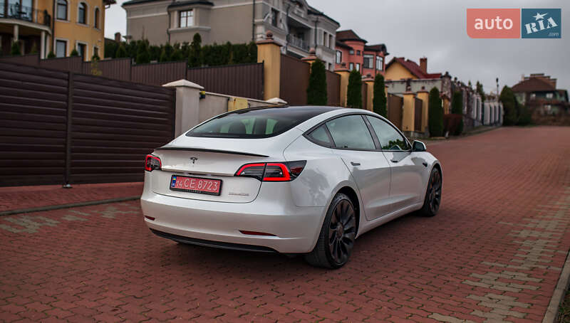 Седан Tesla Model 3 2023 в Чернівцях