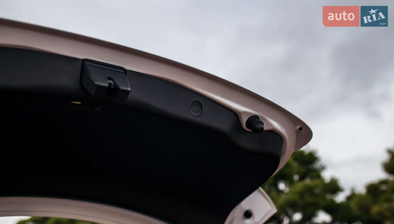 Седан Tesla Model 3 2023 в Чернівцях