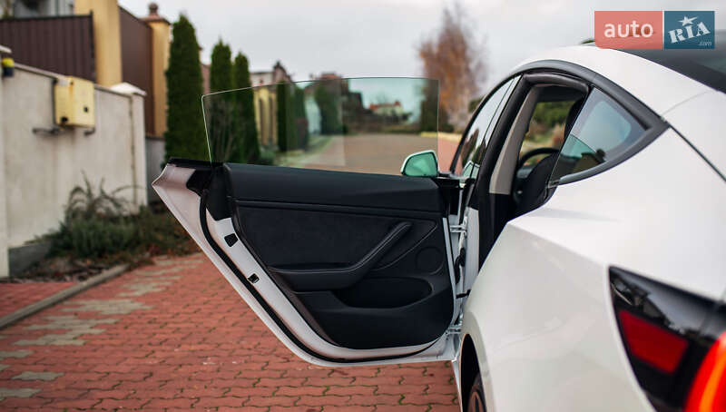 Седан Tesla Model 3 2023 в Чернівцях