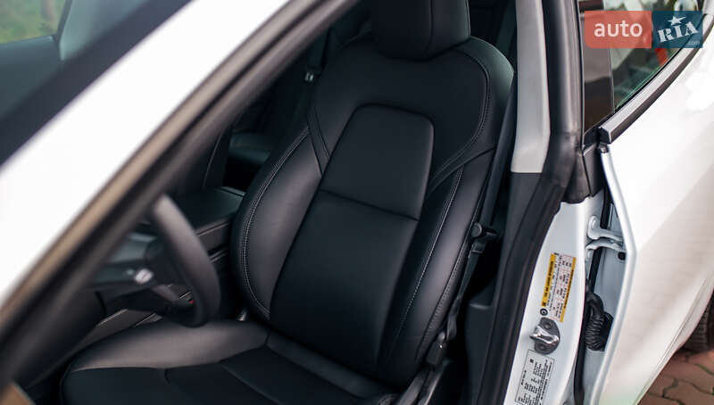 Седан Tesla Model 3 2023 в Чернівцях