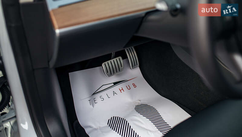 Седан Tesla Model 3 2023 в Чернівцях