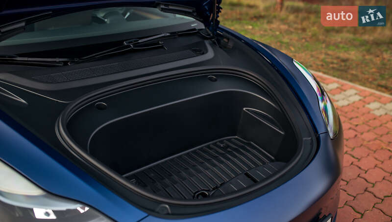 Седан Tesla Model 3 2022 в Черновцах