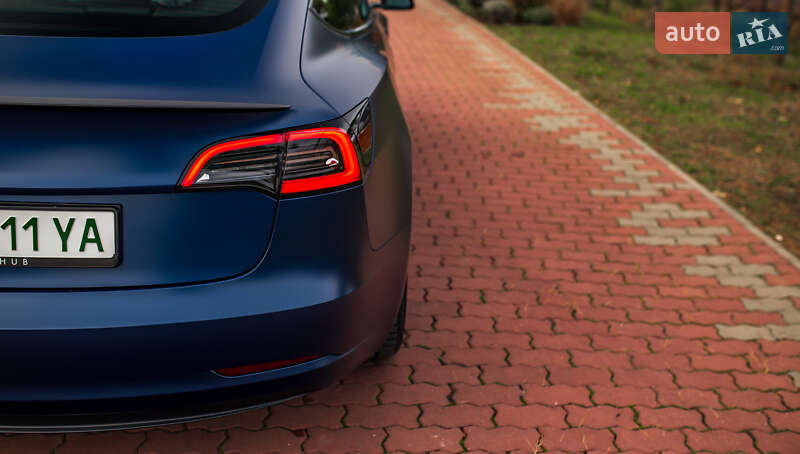 Седан Tesla Model 3 2022 в Черновцах