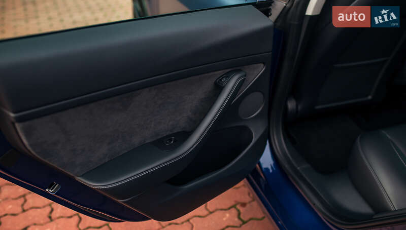 Седан Tesla Model 3 2022 в Черновцах