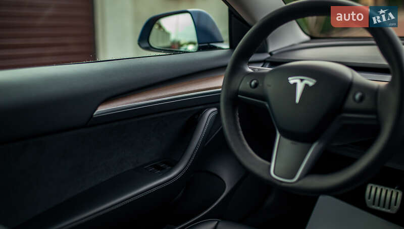 Седан Tesla Model 3 2022 в Черновцах