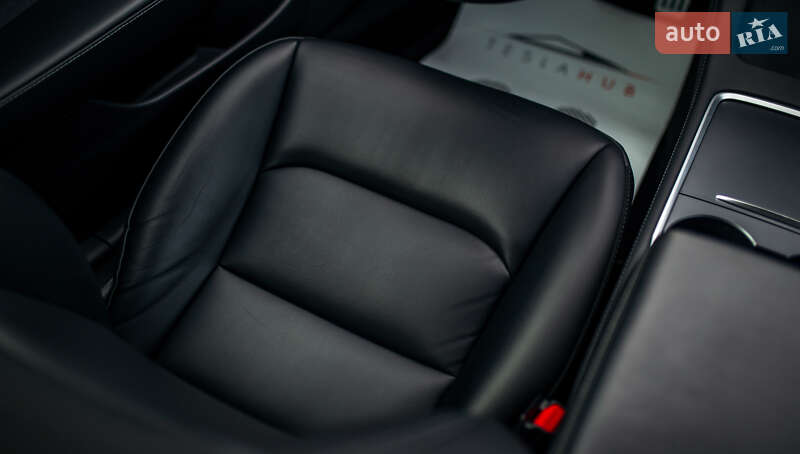 Седан Tesla Model 3 2022 в Черновцах