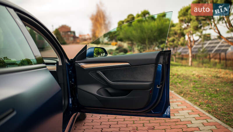 Седан Tesla Model 3 2022 в Черновцах