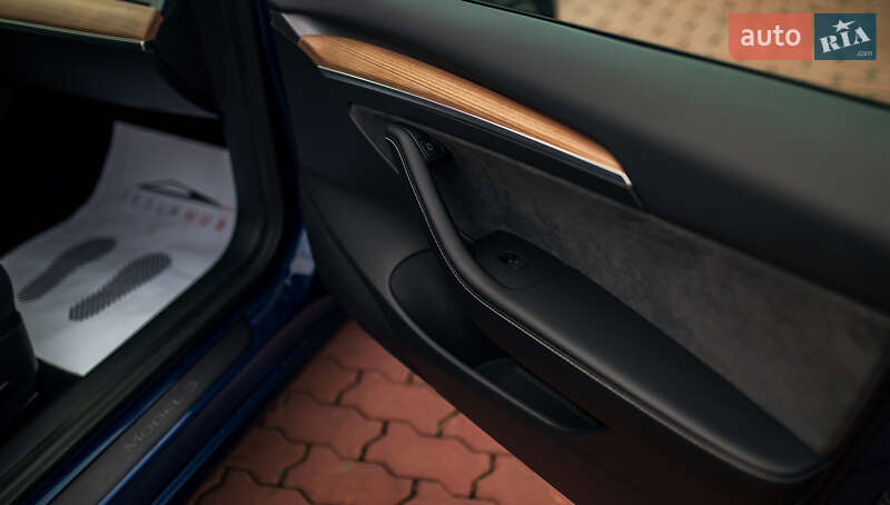 Седан Tesla Model 3 2022 в Черновцах