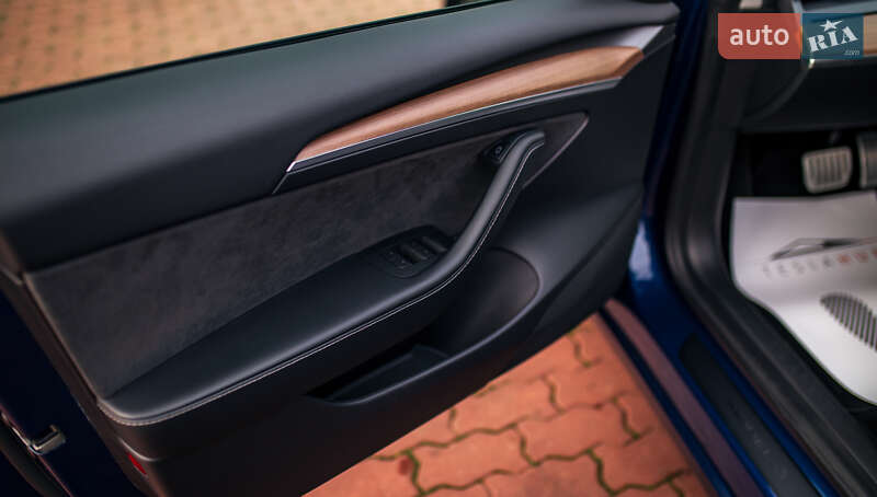 Седан Tesla Model 3 2022 в Черновцах