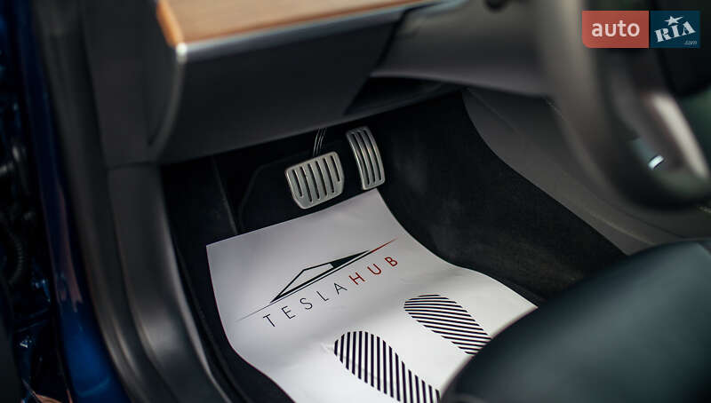 Седан Tesla Model 3 2022 в Черновцах