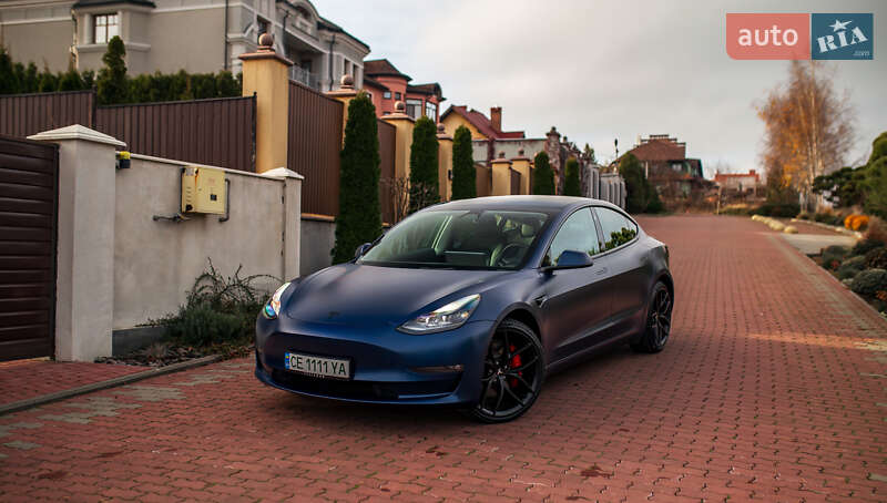 Седан Tesla Model 3 2022 в Черновцах
