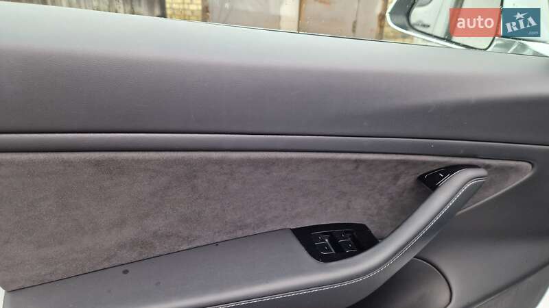 Седан Tesla Model 3 2020 в Києві