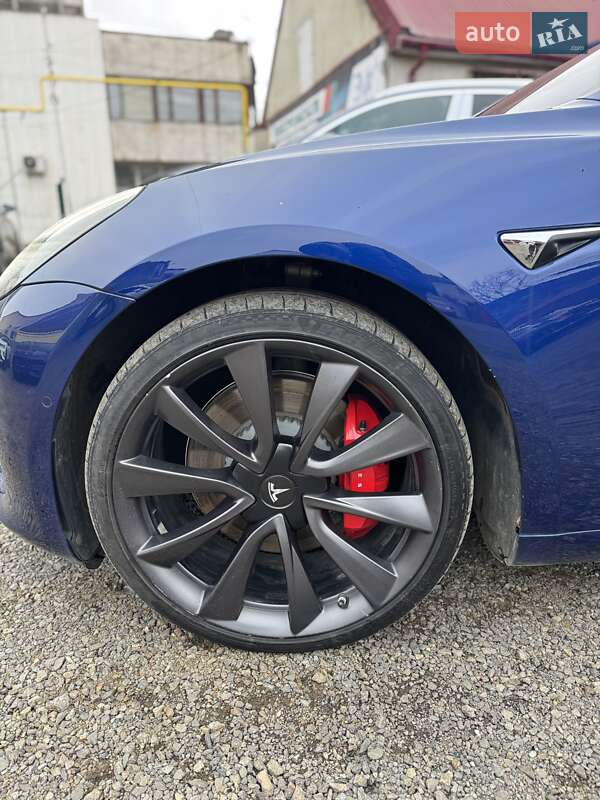 Седан Tesla Model 3 2020 в Ужгороді
