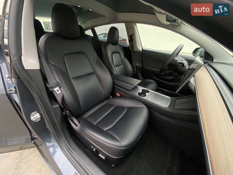 Седан Tesla Model 3 2021 в Луцке
