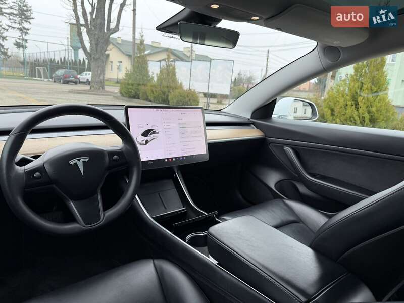 Седан Tesla Model 3 2020 в Львове