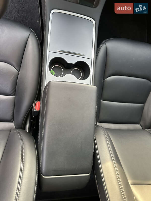 Седан Tesla Model 3 2023 в Києві