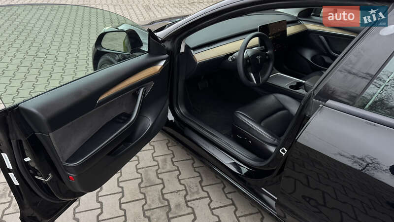Седан Tesla Model 3 2023 в Луцке