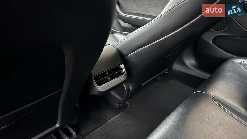 Седан Tesla Model 3 2023 в Луцке