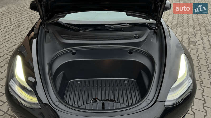 Седан Tesla Model 3 2023 в Луцке