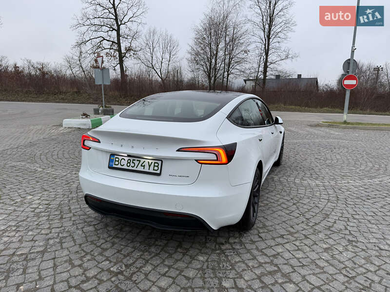 Седан Tesla Model 3 2024 в Золочеві