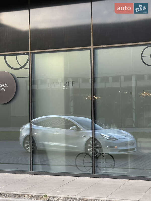 Седан Tesla Model 3 2019 в Львові