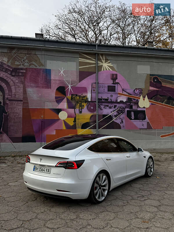 Седан Tesla Model 3 2019 в Львові
