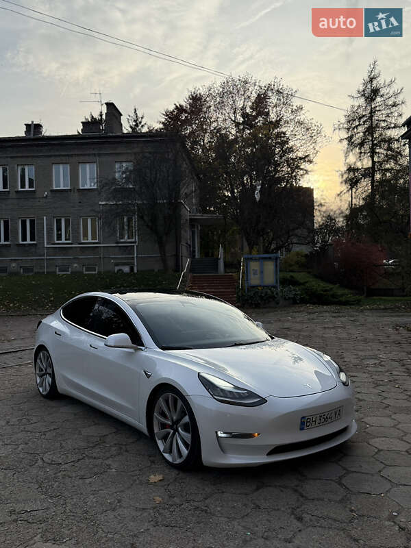 Седан Tesla Model 3 2019 в Львові