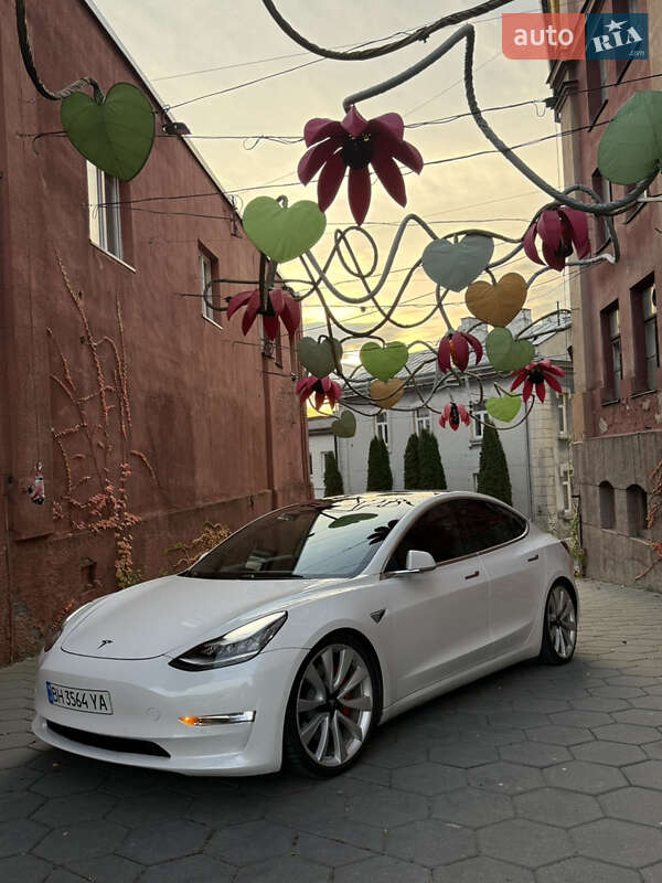 Седан Tesla Model 3 2019 в Львові