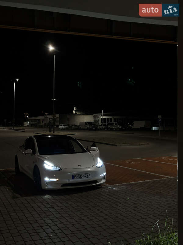 Седан Tesla Model 3 2019 в Львові