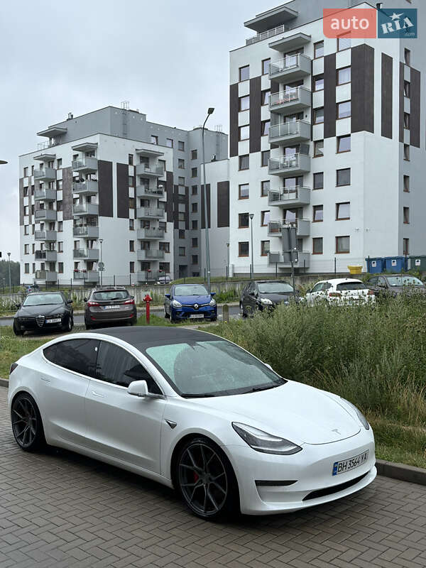 Седан Tesla Model 3 2019 в Львові