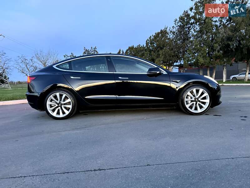 Седан Tesla Model 3 2019 в Ізмаїлі