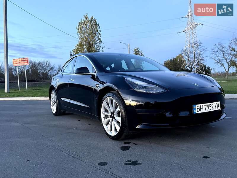 Седан Tesla Model 3 2019 в Ізмаїлі