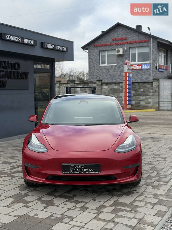 Седан Tesla Model 3 2022 в Ровно