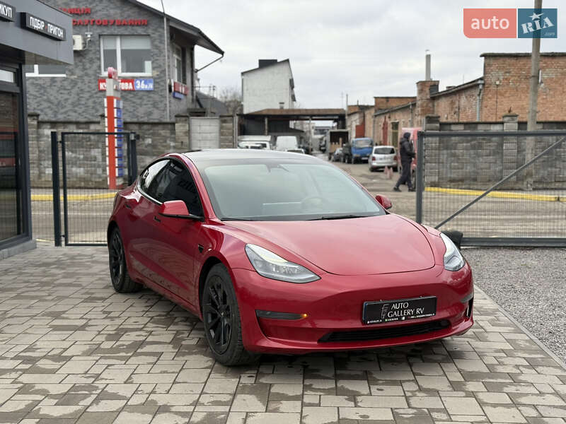 Седан Tesla Model 3 2022 в Ровно