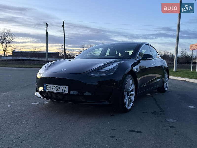 Седан Tesla Model 3 2019 в Ізмаїлі
