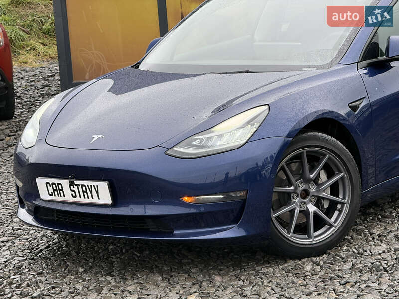 Седан Tesla Model 3 2022 в Стрию