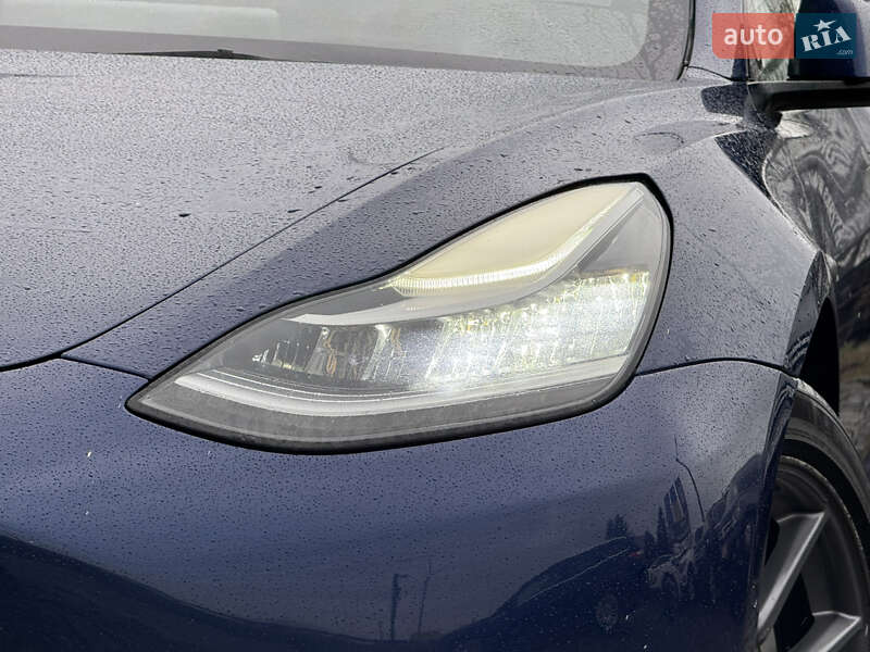 Седан Tesla Model 3 2022 в Стрию