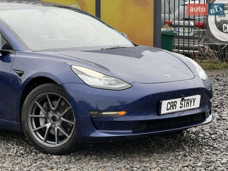 Седан Tesla Model 3 2022 в Стрию