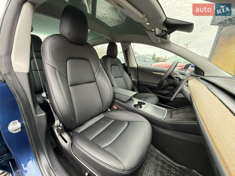 Седан Tesla Model 3 2022 в Стрию