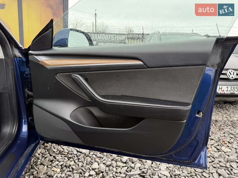 Седан Tesla Model 3 2022 в Стрию