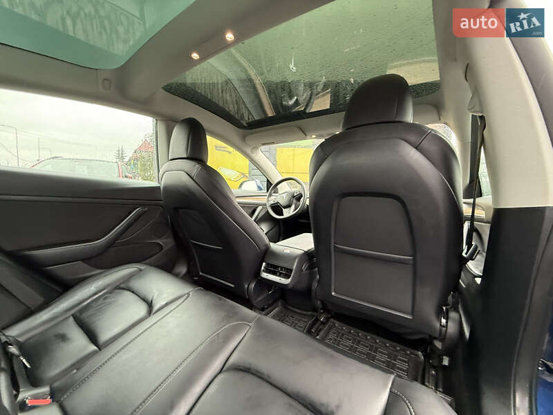 Седан Tesla Model 3 2022 в Стрию