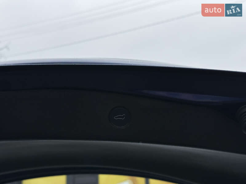 Седан Tesla Model 3 2022 в Стрию