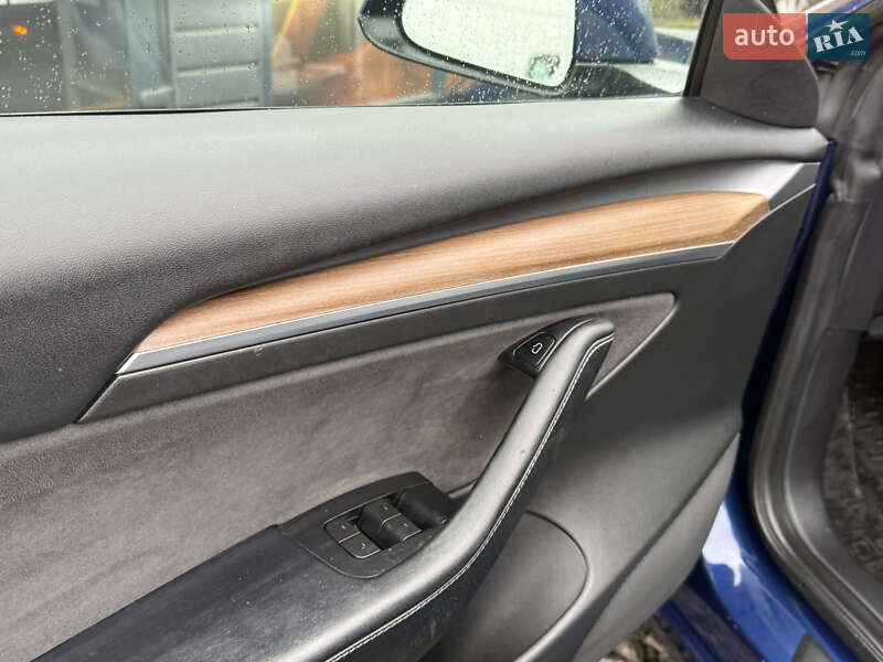 Седан Tesla Model 3 2022 в Стрию