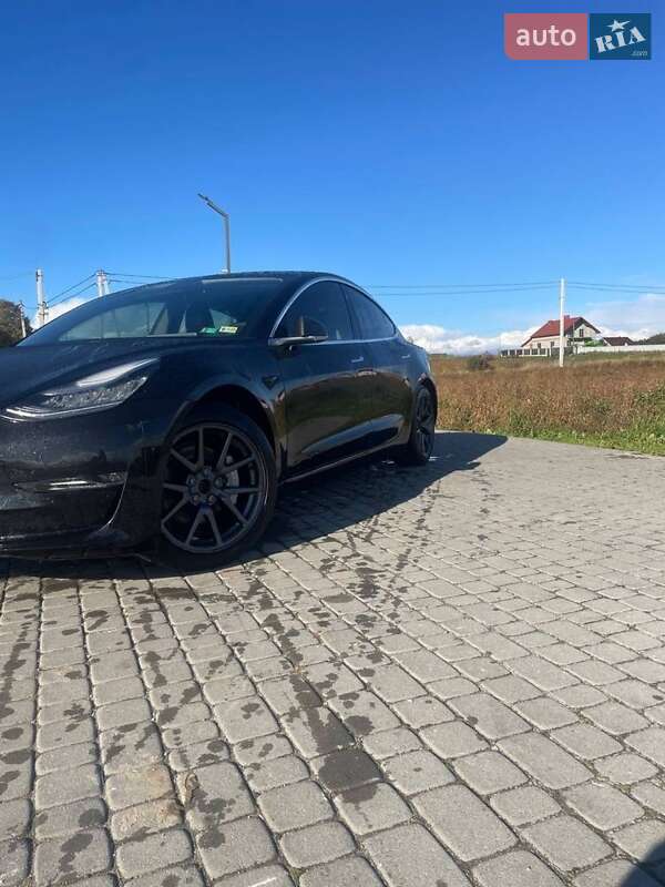 Седан Tesla Model 3 2019 в Львові