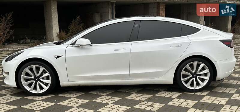 Седан Tesla Model 3 2020 в Буске