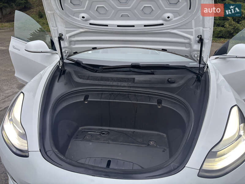 Седан Tesla Model 3 2019 в Львове