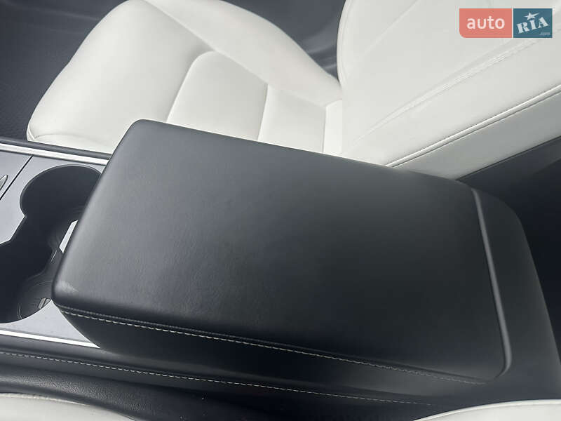 Седан Tesla Model 3 2022 в Киеве